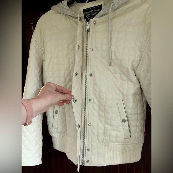 LEVI’S Faux Leather Quilted Hooded Bomber Jacket Ivory Zipper Snap Button | Sz S - Picture 8 of 14